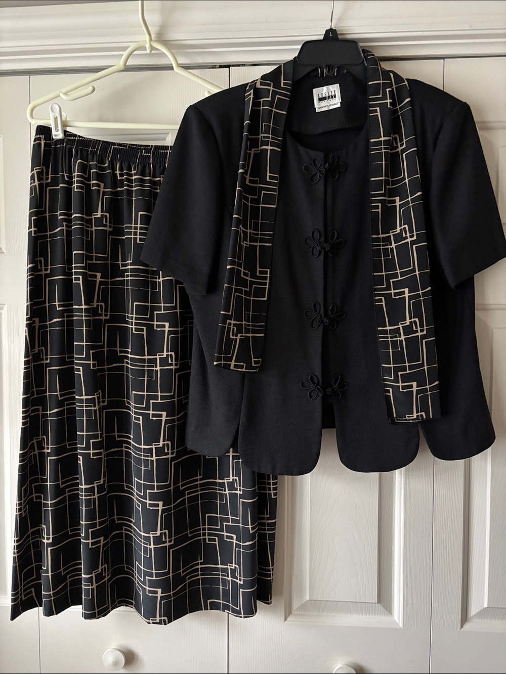 Vintage Leslie Fay Black/Taupe Skirt Set w Geometric Print and Black SS Jacket